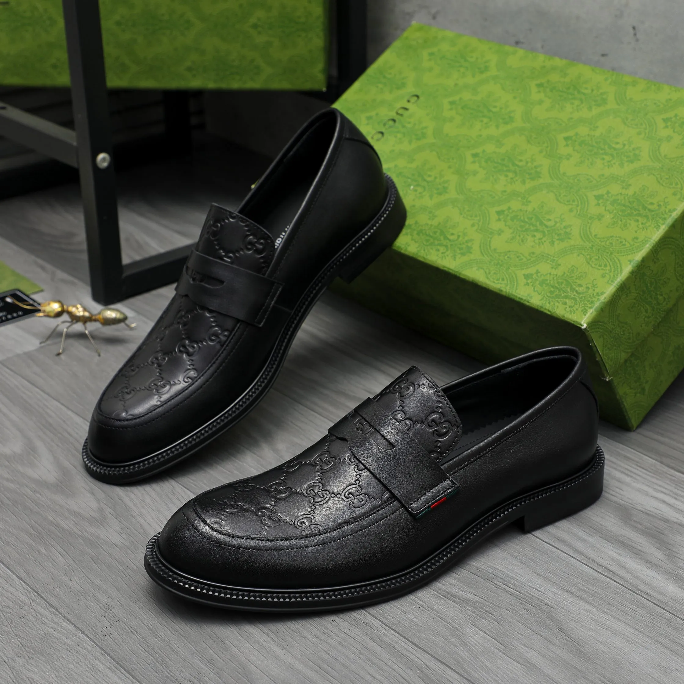Men's shoes 💰p500 Product trademark: GUCCI "Gucci" business slip-on leather shoes Regular size: 38-46 (38.45.46 custom-made, non-returnable) Product materials: Selected high-quality cowhide embossed upper, cowhide lining, original rubber outsole